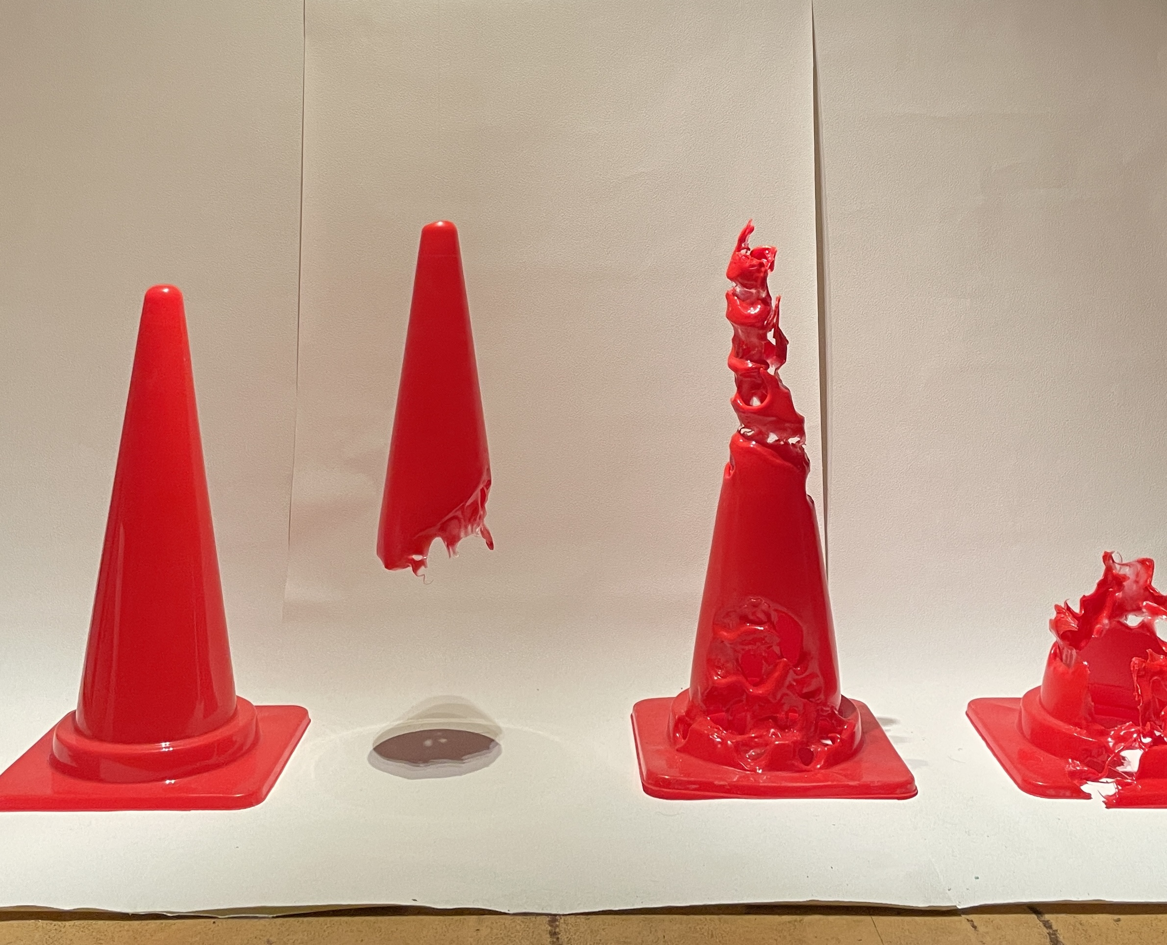 カラーコーンの見方が変わる展示