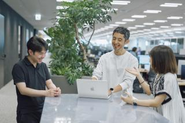 職場ではslack(チャット)やWeb会議などを積極的に使っており、 チームミーティング、1on1、業務の相談など、リアルと変わらないコミュニケーショ ンが取れる環境を整えています。