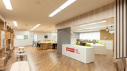 みんなが最初に立ち寄る場所は、講師やスタッフがいる開放的な職員室です。（写真右手が職員室）
