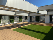 ビルの屋上には休憩できるスペースもあります。