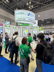 展示会にてThermalniteの資料を説明するメンバー。素材の開発だけでなく、顧客の製品にどう組み込むかを提案するところまでが、私たちの仕事です。