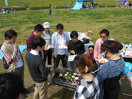 お肉を焼く時も真剣です！