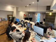 日常業務に真剣に取り組むオフィスでの一コマ