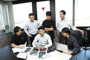 ソロプレイよりもチームで一丸となりアイディアを出し合い、プロジェクトを進めていく文化が強めです。皆年齢層も近いため、気負わず自分の意見を伝えやすい環境です。