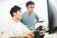着実な成長を促すため、仲間同士で助け合いお互いにフィードバックを交わします。