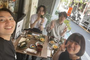 オフィスは渋谷にあります。毎週木曜日は『シャッフルランチ』と称して事業部を超えたメンバー同士で外に出かけ、一緒に食事と会話を楽しんでいます！