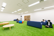 B1Fのフリースペースでは勉強会を開いたり休憩したり多目的に使われています。また2021年9月に同ビル内にて増床となり綺麗で快適な環境でお仕事ができます