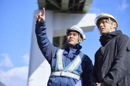 現場では安全確認と状況判断が欠かせません。細かな確認を積み重ねることで事故を防ぎ、長く安心して使われるインフラや建物をつくり上げています。