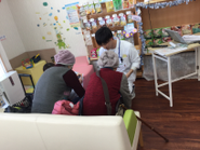 健康フェアで患者さん対応中♪健康フェアでは薬が、という話だけではなく地域の方が気になる健康に関して季節に合わせて行っています。少人数制のため和気あいあいと楽しみながら学んで頂けます🎵