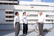ドローンで盛り上がる代表と社員たち。
