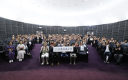 2008年から自社イベントとして「京都流議定書」を開催。数値化されない価値の重要性を唱え、京都が千年にわたって培ってきた文化・産業・暮らしの知恵を背景に、社会・経済・教育・アートなど多様な分野の人々が一堂に会し、“異質な出会い”から新しい価値を創り出すことを目指しています。