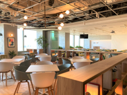 フルリモートワーク・フルフレックスタイム主体の新しい働き方に併せたオフィス。部署や会社という枠を超え、高い専門性と多様な得意分野を兼ね備えた人財同士が共創しやすい環境づくりをコンセプトにしています。
