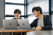 対面はもちろん、リモートワーク時もすぐに意見交換できる環境を整えています。