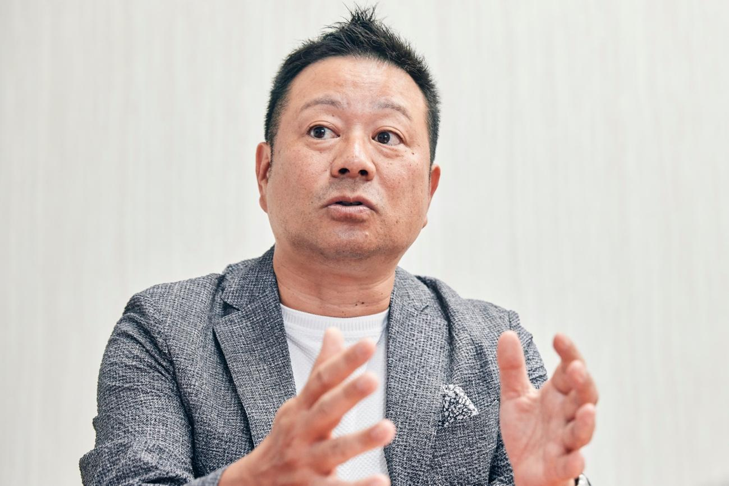 スーツを着た男性

自動的に生成された説明