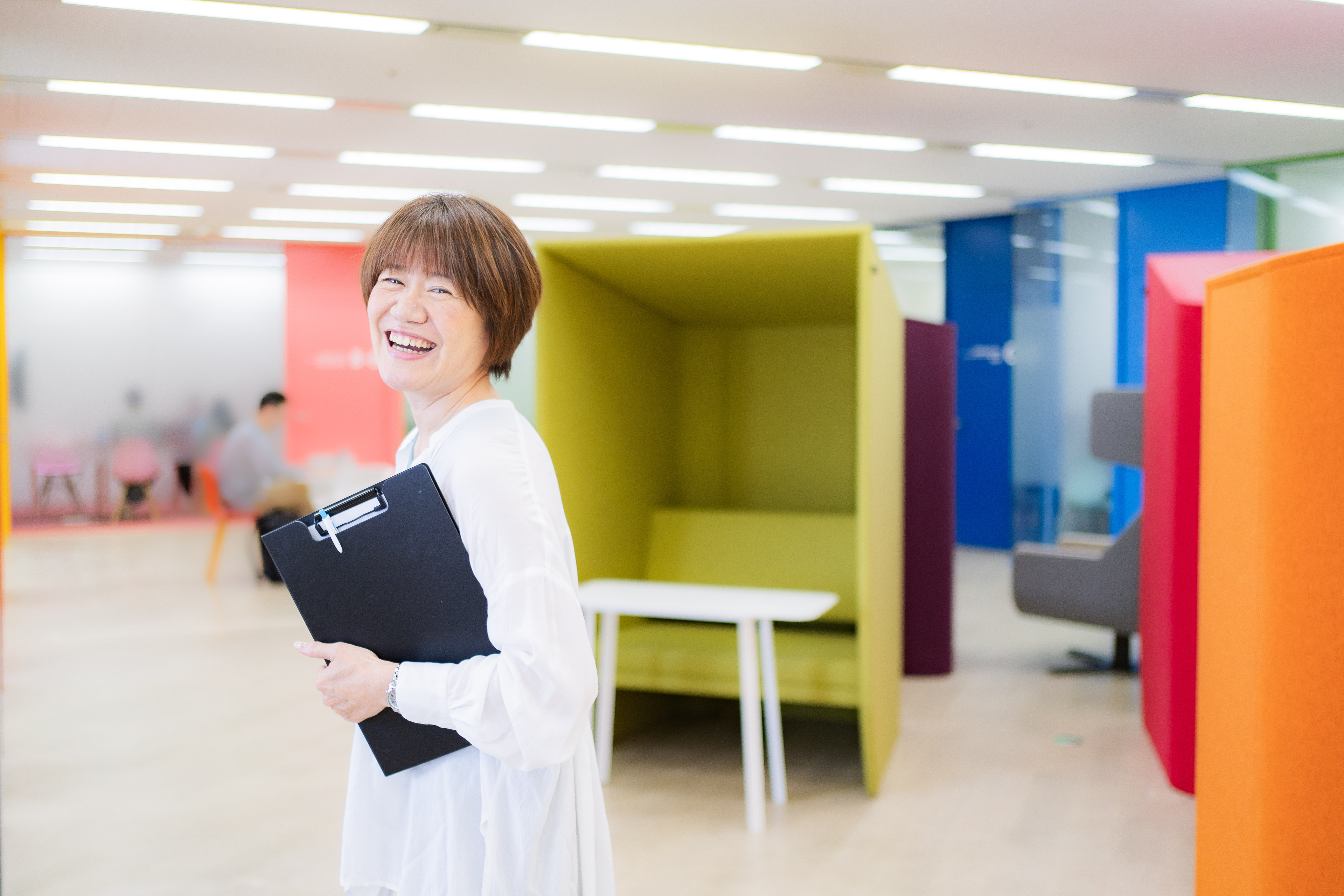 教室の外にも支援をひろげ、お子さまの未来を共につくる。LITALICOジュニアで10年間働き続ける岡野が歩んできた軌跡とは。