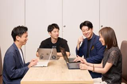 スタコネ社員数は現在10名。20代3名、30代2名、40代5名が在籍しています。困った時はいつでも助け合うことや「ちょっと今いいですか？！」の一言を気軽に言える雰囲気を大事にしています！