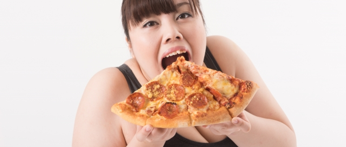 事務所で勉強しているとピザが出てきます！勉強のために必要なものは揃えます！