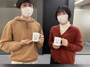 懇親会でUXONEロゴ入りマグを手に入れた若手スタッフ。