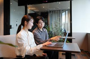 キャリアは関係なく、社長や先輩、新人みんなが個人の意見を拾いあげる、風通しの良い関係性です。