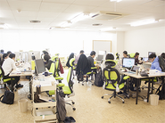 ワンフロアのオフィスで、コミュニケーションも円滑に行われています。