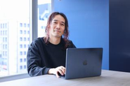 未経験からWebエンジニアを目指せる教育体制「PRUMアカデミー」を導入しており、現役メンターがフォローしながらチーム開発を学んでいます。