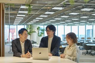 1日の大半を過ごすオフィスが居心地のよいものでなければいい仕事はできません。ラクスル人との対話や、時間や季節の移ろいを感じるなど、五感の刺激によって生み出されるもの環境を大切にしています。