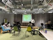 方針発表会は、飲み物を片手にメンバー全員でやっています！