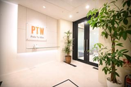 本社を名古屋にかまえ、全国20拠点以上を展開。ヘッドオフィスを新宿とし、新しい拠点の立ち上げやリニューアルを行うことで、社員の働きやすい環境づくりにも力を入れています。