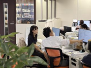 チームで協力しながら、日々急速に変化する状況に対応します。