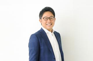 創業者であり代表の吉末（よしすえ）。その原点にあるのは、創業以来変わらない想い。「この仕事が大好きだ。このサービスを、もっと多くの人に届けたい。」という、純粋な情熱が、TMSグループの現在の成長へとつながっています。