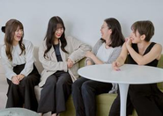 役職やチームの垣根を越えて、気軽に意見を交わせる関係性があります。一人ひとりが自分の考えを伝え、互いの違いを尊重しながらより良い答えを探っていく。そんなフラットで前向きなコミュニケーションを大切にしています。