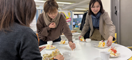 スタッフの誕生日はケーキでお祝い。少人数の会社なので働きやすさを最優先しています。