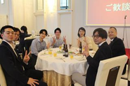 優績者を表彰する「年間賞」の様子　年次不問のフラットなカルチャー、実力・成果主義のマインドを表す全社イベント　毎年1-2月に実施