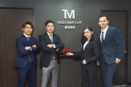 社長とメンバーの集合写真