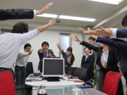 月に２回の全体会議。全員の前で自分の意見を堂々と伝える中で伝達力を高めていきます。