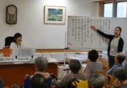 視力や聴力に配慮した座席の位置、見やすい歌詞幕、キーを下げた生伴奏、リクエスト曲はじめご参加者が歌いたい曲をご用意し、無理なく参加しやすい環境をつくります。