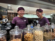 カタリベ人とは、人類普遍の価値を語り継ぐ存在。昔から今も変わらず続くものって、実はとても尊いのです。FAR EASTでは、世界の文化を繋ぐために、空間・商品・言葉・デザイン・SNS・接客……あらゆる手段を使って物語を届けています。ただの“説明”ではなく、背景や想いを含めて語る。その瞬間、人と人、世界と世界がつながる。それが「カタリベ人」の役割です。