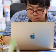 クライアント企業の会社案内を制作中。