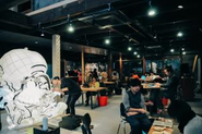オフィス1Fの「FabCafe」にはクリエイターから、観光客まで様々な人が集う。スタッフはドリンクの割引サービスもあり、業務中に一息つくことも。