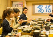 2016年3月の社員旅行時の食事風景