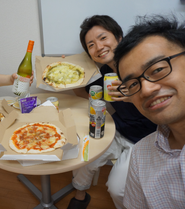 PFN🍻(Premium Friday Night)の様子。月1回、最終金曜日に頑張りを労って社員懇親会を行っています。