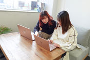 わからないことは先輩がきちんとレクチャーしてくれます！風通しの良い社風なのも、なゆたネットの魅力です！