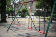 公園から子どもの姿が消えました。