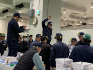 市場の持っている機能としてセリなどを通じて公正な値段をつける役割と、全国から水産物を集めてそれぞれを分配する効率的な物流拠点という2つの役割を担っています。