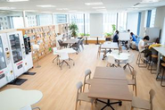 執務エリアに隣接したフリースペースでは、打ち合わせや、食事Aをしたり、メンバー同士のコミュニケーションが行われています。