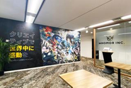 新社屋のエントランスはビジョンボード