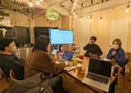 戦略会議、議題に対してのディスカッションをチームで行い、社内研修やワークショップなどの学びの機会も整えています。