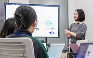 有志で発表者に立候補し、メンターのサポートを受けながら実際に登壇している様子。自ら手を挙げることで挑戦の機会は大きく広がります。私たちはその一歩を、チーム全員で支えています。
