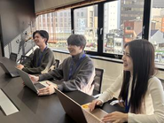 文系出身者や若手も多数活躍しています。