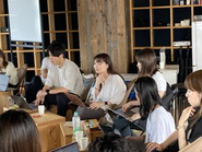 全社員参加のマネジメント合宿では入社の順番や年齢に関係なく意見を出し合っています。